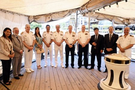 M谩ximas autoridades de Prefectura, Armada Argentina y plana mayor de la Escuela Nacional de N谩utica fueron galardonadas con medalla de oro FIDALMAR