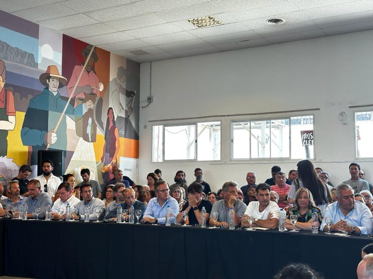 Populosa reunión del gobernador con sectores productivos, entre ellos la pesca