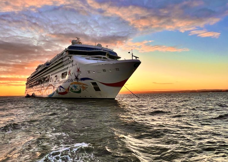 Transbordan un pasajero del crucero Norwegian Star