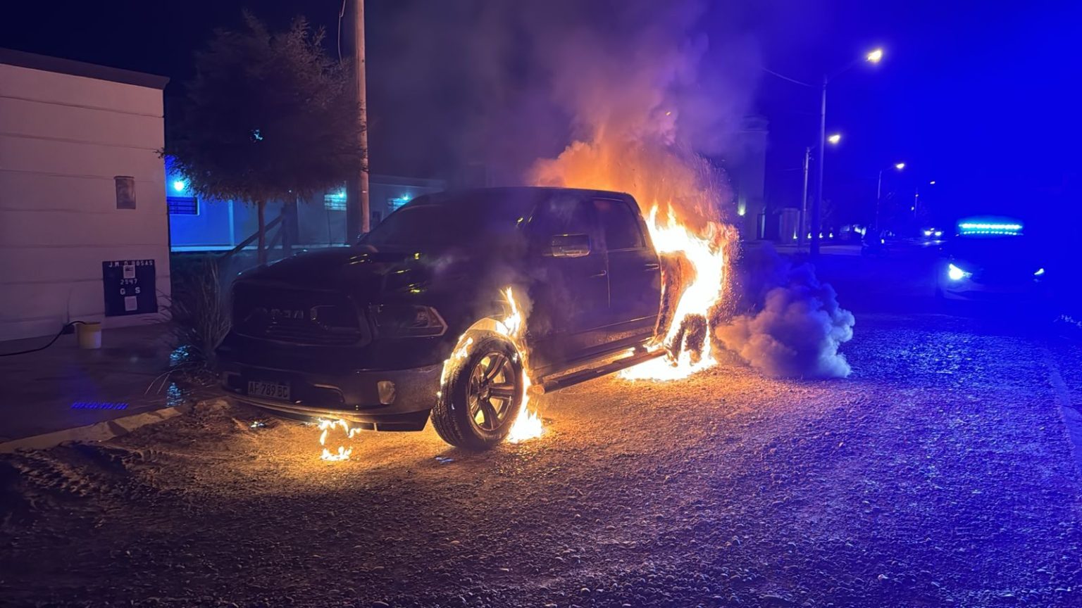 Escalada de violencia en Rawson. Prenden fuego camioneta del empresario Raúl Cereseto