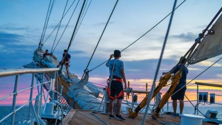El motovelero oceanogr谩fico Dr. Bernardo Houssay y la Fragata ARA Libertad presentes en los 150潞 a帽os de La Feliz