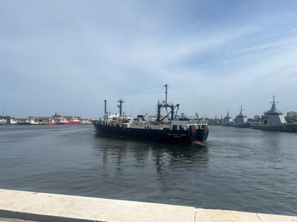 Finalmente zarpó el Holmberg para estudiar el calamar illex argentinus