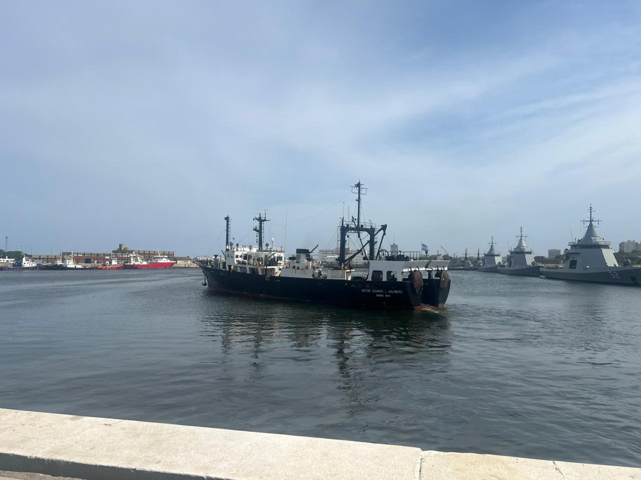 Finalmente zarp贸 el Holmberg para estudiar el calamar illex argentinus