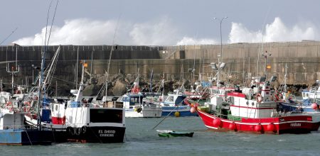 Miles de personas del sector pesquero y agrario se manifiestan en Espa帽a