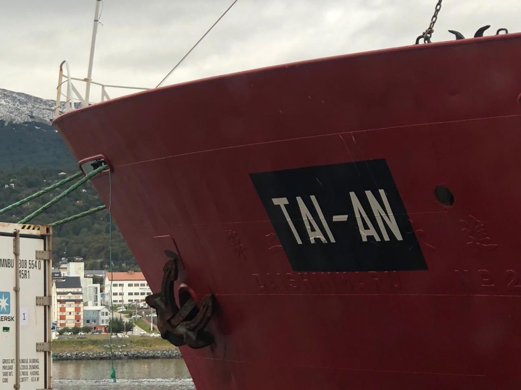 Pesca ilegal. El BP Tai An arribó a Ushuaia con 163 toneladas de merluza negra sin permiso de captura