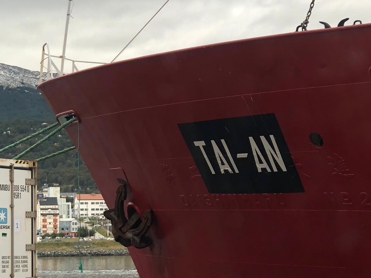 Pesca ilegal. El BP Tai An arribó a Ushuaia con 163 toneladas de merluza negra sin permiso de captura