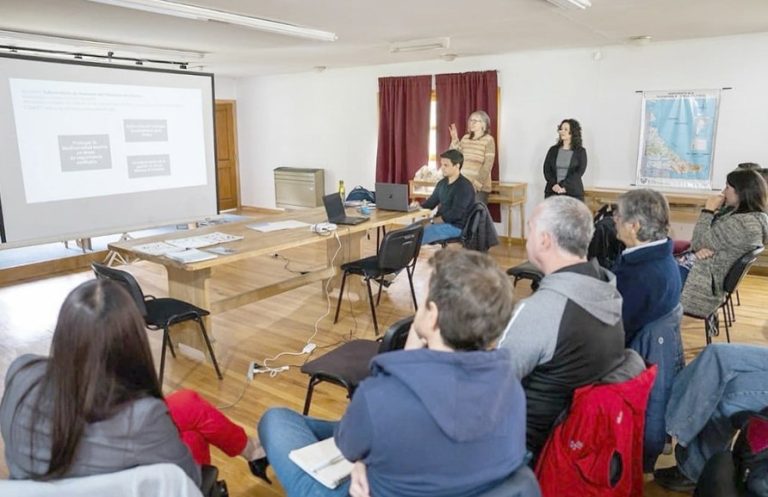 Ushuaia. Encuentro de observadores a bordo busca fortalecer monitoreo de megafauna en pesquer铆as