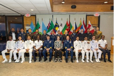 Graduaci贸n del curso internacional de oficiales en el Centro de Entrenamiento Yorktown