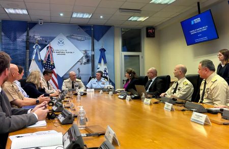 Hist贸rico encuentro entre la Guardia Costera de EE. UU. y la Prefectura Naval Argentina para combatir la pesca ilegal
