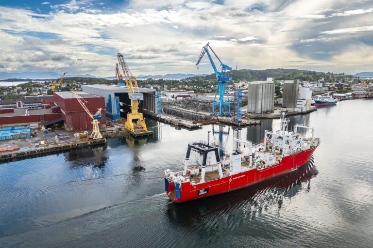 Prefectura supervisa los trabajos de modernizaci贸n de un buque que permitir谩 reducir las emisiones de carbono