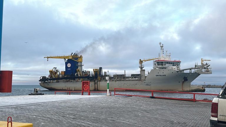 Empezaron a dragar el canal de acceso y aguas linderas al muelle del puerto de Comodoro Rivadavia