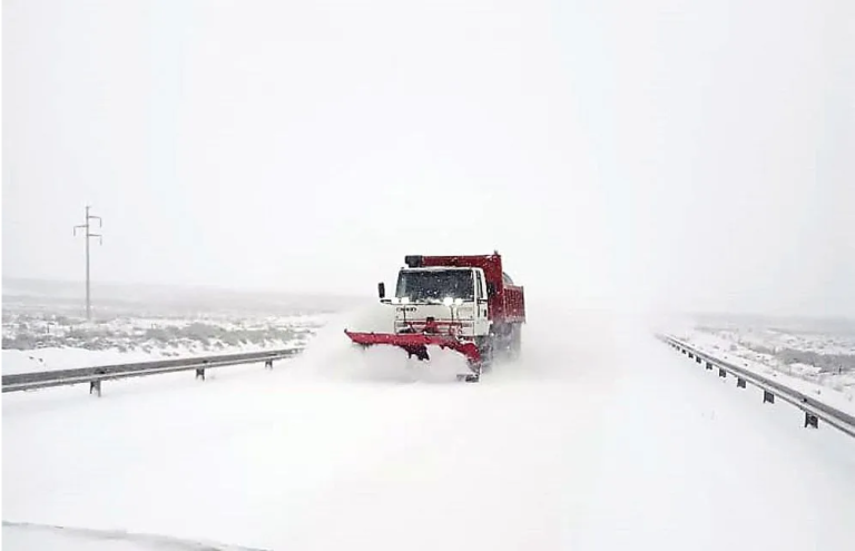 Bajas temperaturas, hielo y nevadas intermitentes complican la log铆stica en provincias patag贸nicas