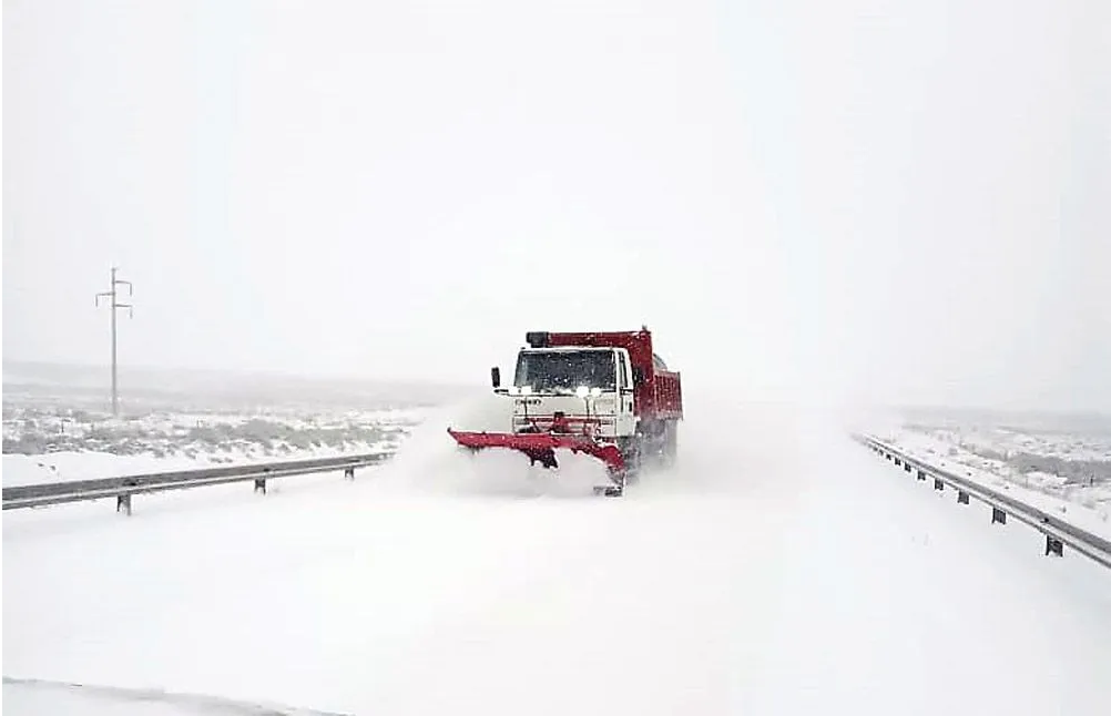Bajas temperaturas, hielo y nevadas intermitentes complican la logística en provincias patagónicas