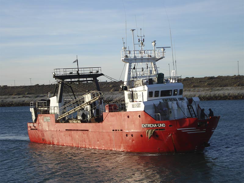 Autorizan el cambio temporal de operatoria del Buque Pesquero Entrena Uno para operar como fresquero