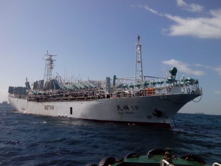 Perú refuerza la lucha contra la pesca INDNR y protege la pesquería de calamar mediante decreto de emergencia