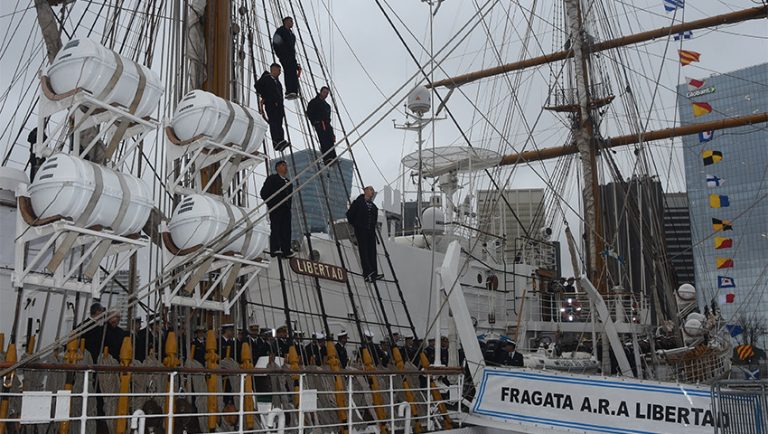 La Fragata ARA “Libertad†inicia su 52° viaje de Instrucción con una emotiva ceremonia de zarpada