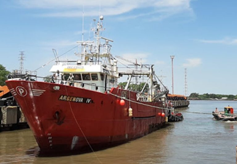 Tras incidente, el buque Argenova IV tomó amarras en los muelles de Puerto Deseado