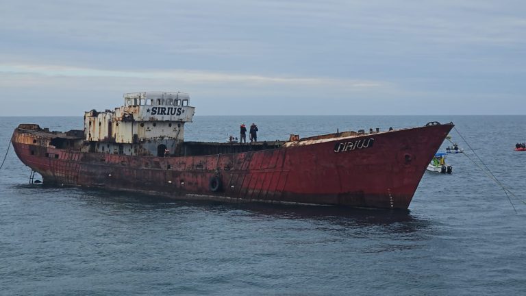 El adi贸s al BP Sirius. Hoy, fue hundido en el Parque Submarino Cristo Rey