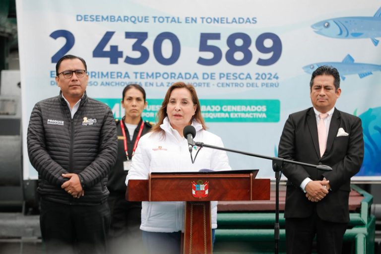 Per煤. Presidente Dina Boluarte celebra 茅xito pesquero y anuncia inversi贸n en investigaci贸n cient铆fica durante visita al BIC Humboldt