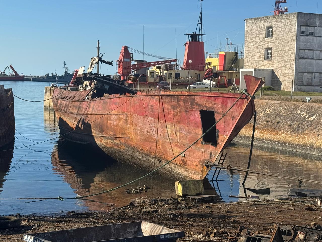 Continúan las tareas de desguace de cascos inactivos en el varadero de la Base Naval Mar del Plata