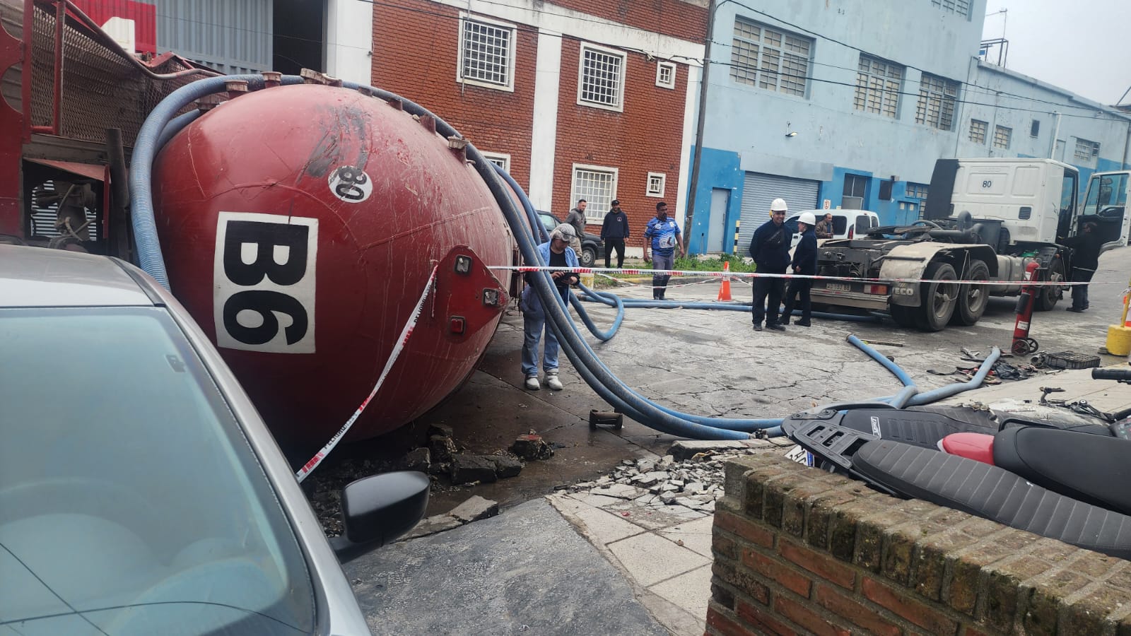 Descontrol y pánico: camión atmosférico se precipita y destroza frente de planta pesquera