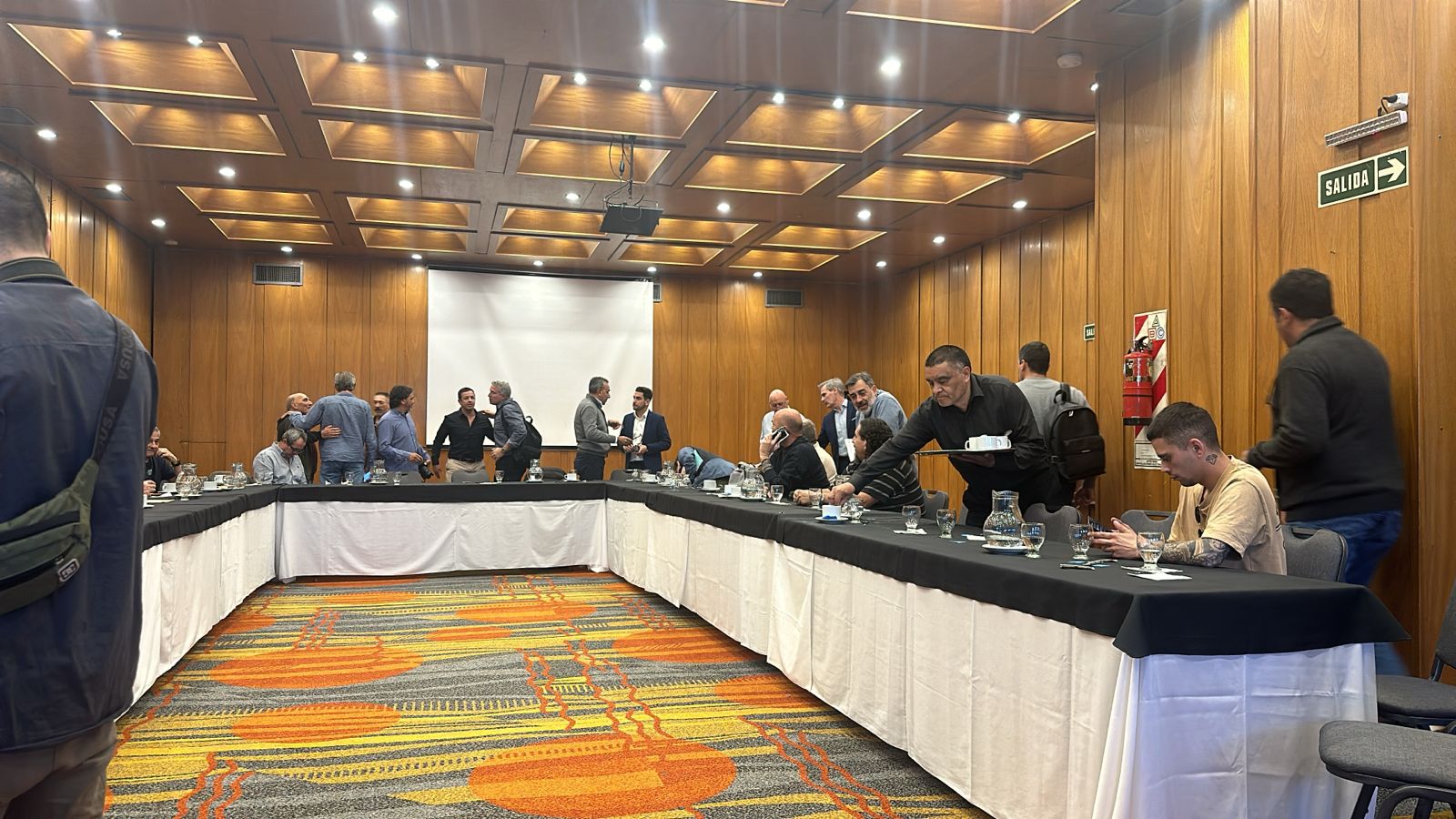 Chubut. Acuerdo un谩nime: Tras 10 meses de conflicto el sector pesquero ofrece un aumento del 100% en la temporada de langostino