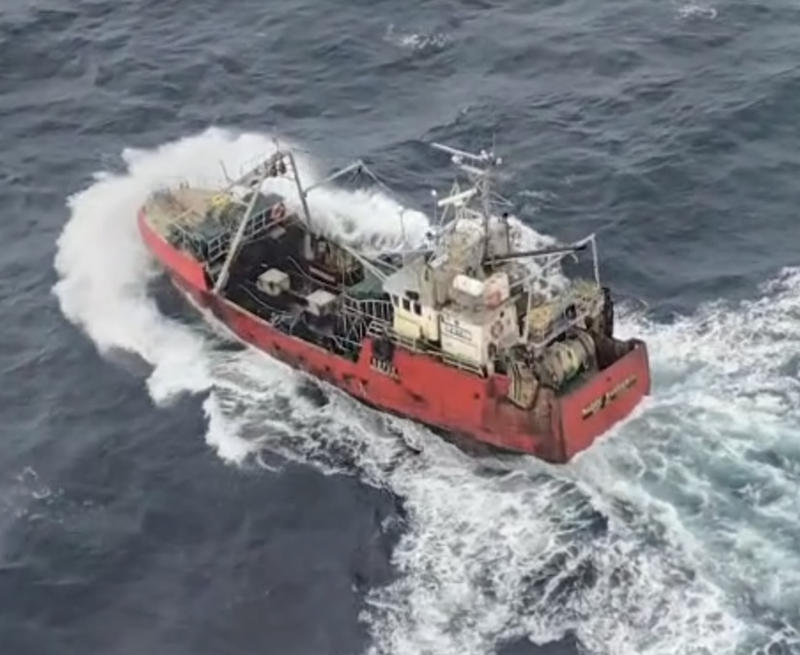 Rescate aéreo en alta mar: Prefectura Naval Argentina salva a tripulante con emergencia cardíaca