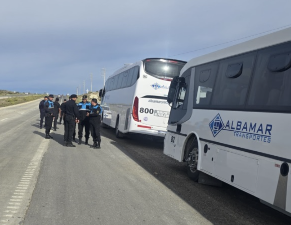 Rawson. Operativo policial frena caravana de trabajadores del STIA. En Puerto Madryn desata protestas y gatilla un cese de actividades hasta el 2 de enero