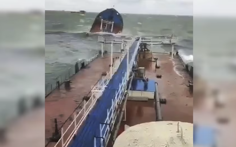 Desastre ambiental en el estrecho de Kerch: dos petroleros rusos naufragan tras colisi贸n durante tormenta
