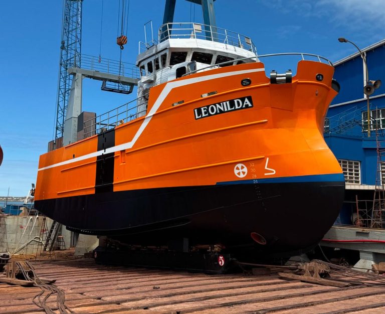 Un domingo de Fe e Innovaci贸n: Botadura 150 en Astillero Naval Federico Contessi. Botan al BP Leonilda