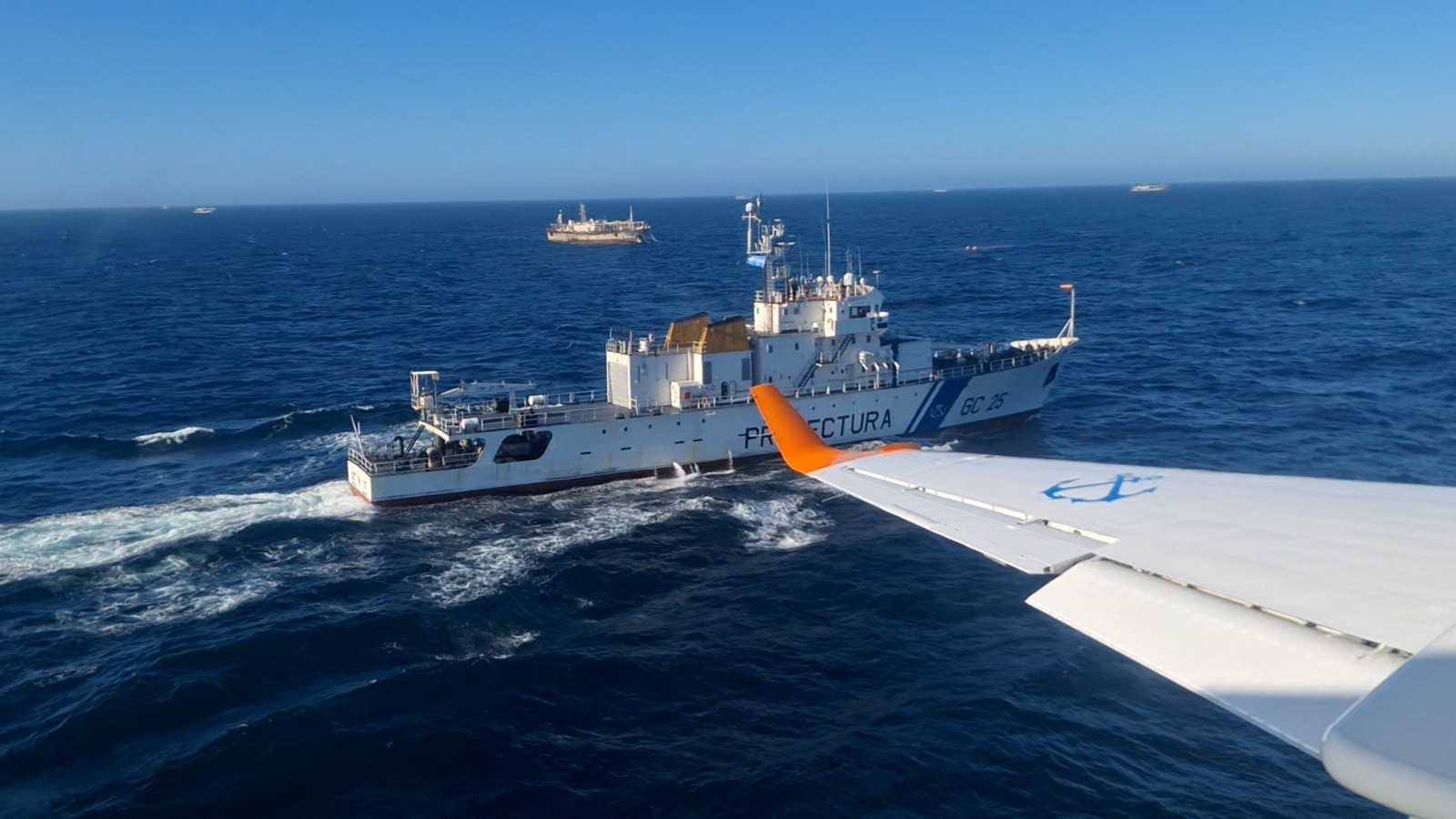 La Prefectura Naval Argentina controla el paso de la flota extranjera por el mar argentino