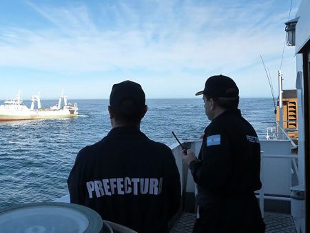 Detienen en Espa帽a al capit谩n de un buque pesquero tras denuncia en Santa Cruz