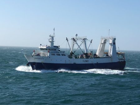 Prefectura Naval Argentina detecta pesquero extranjero en operaciones de pesca ilegal en aguas argentinas