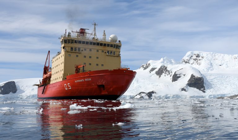 Reapertura de Bases Antárticas: El ARA “Almirante IrÃzar†refuerza el compromiso argentino en el lugar