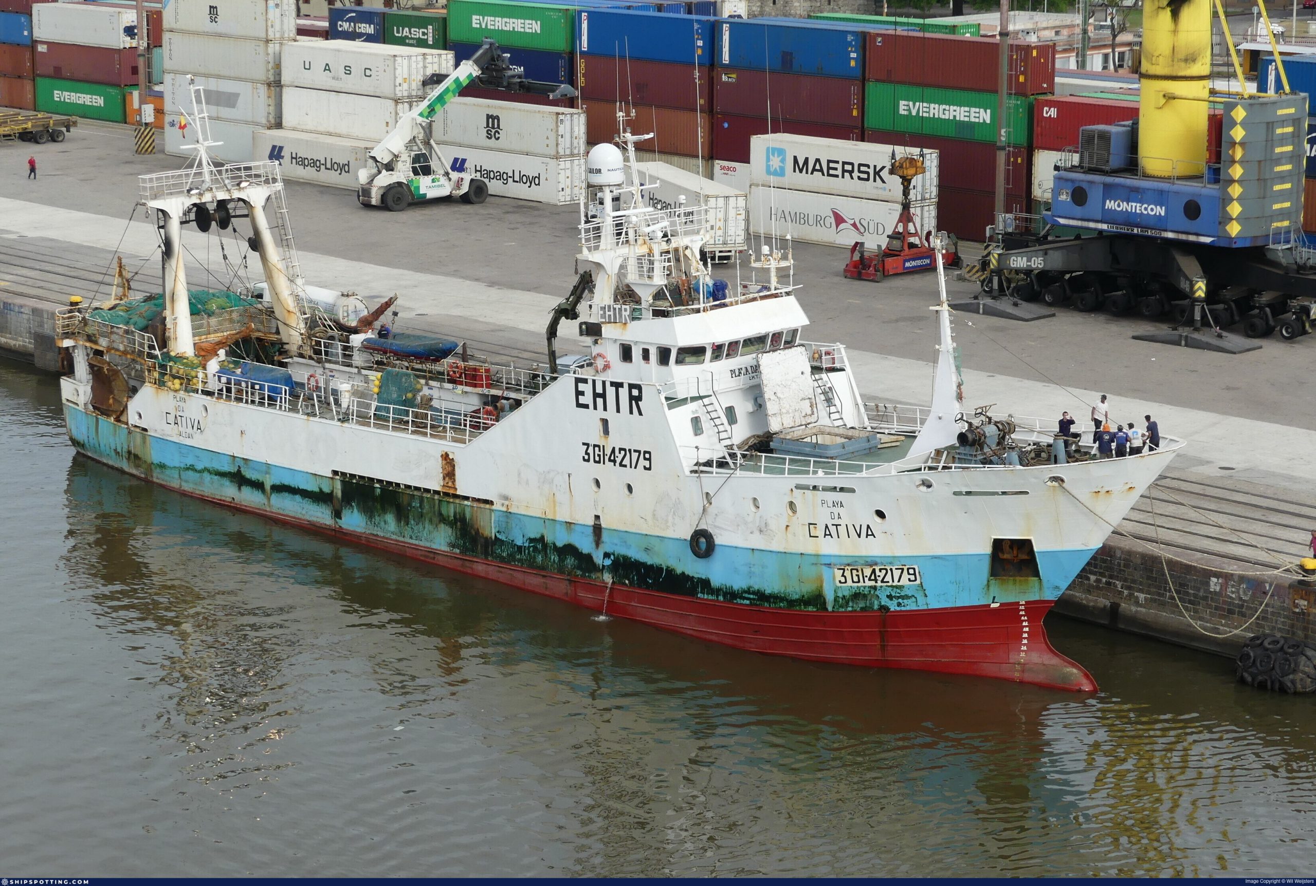 En un territorio sin ley: Se tocaron dos pesqueros españoles, uno debió ingresar a Montevideo