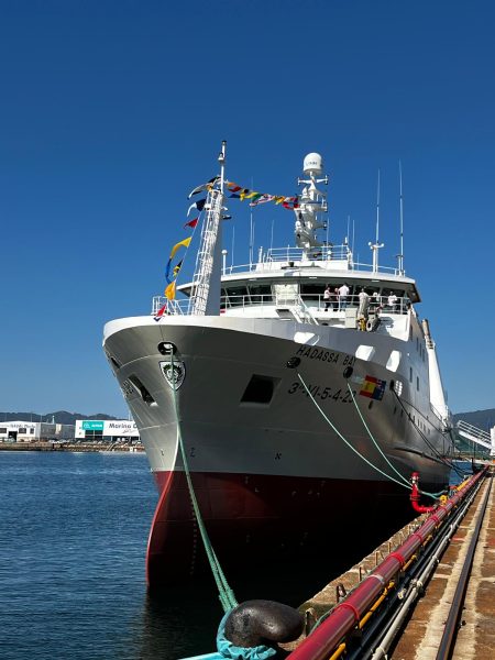 Fiesta en Malvinas. Llegó el flamante arrastrero Hadassa Bay para integrarse a la pesca de calamar