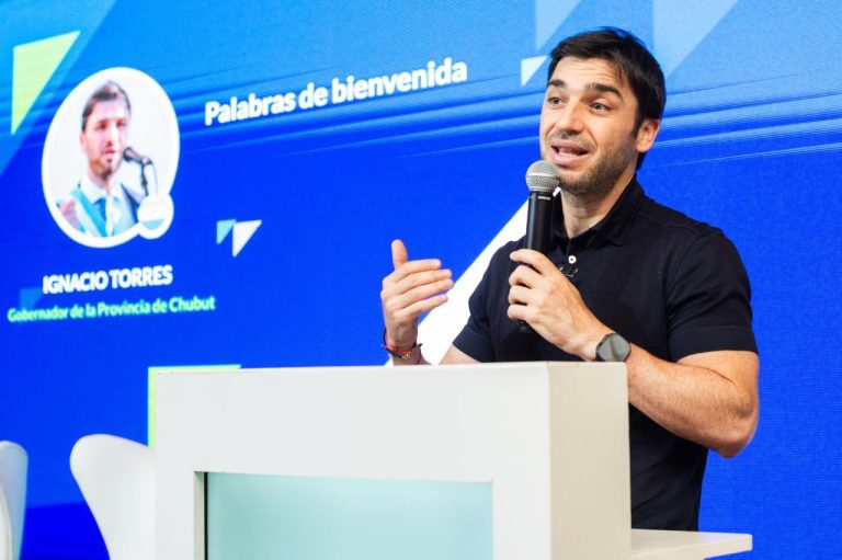 Foro PescAR 2025: El gobernador Torres llam贸 a elaborar estrategias inteligentes. Prometi贸 acompa帽ar al sector