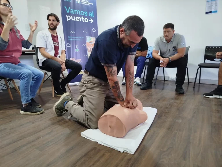 Capacitaci贸n en RCP y primeros auxilios para trabajadores portuarios