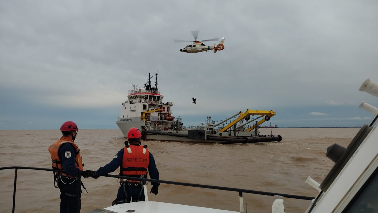 Prefectura aeroevacuó tripulante descompensado en un buque frente a la costa bonaerense