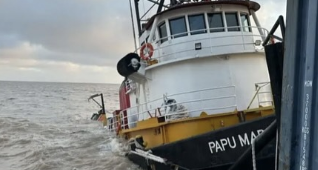 Emergencia en el Río de la Plata: Salvaron a la tripulación de un remolcador que se hundía