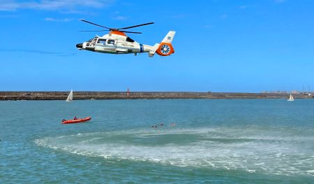Mar del Plata: Prefectura Naval se capacit贸 en t茅cnicas de salvamento, rescate y supervivencia en el mar