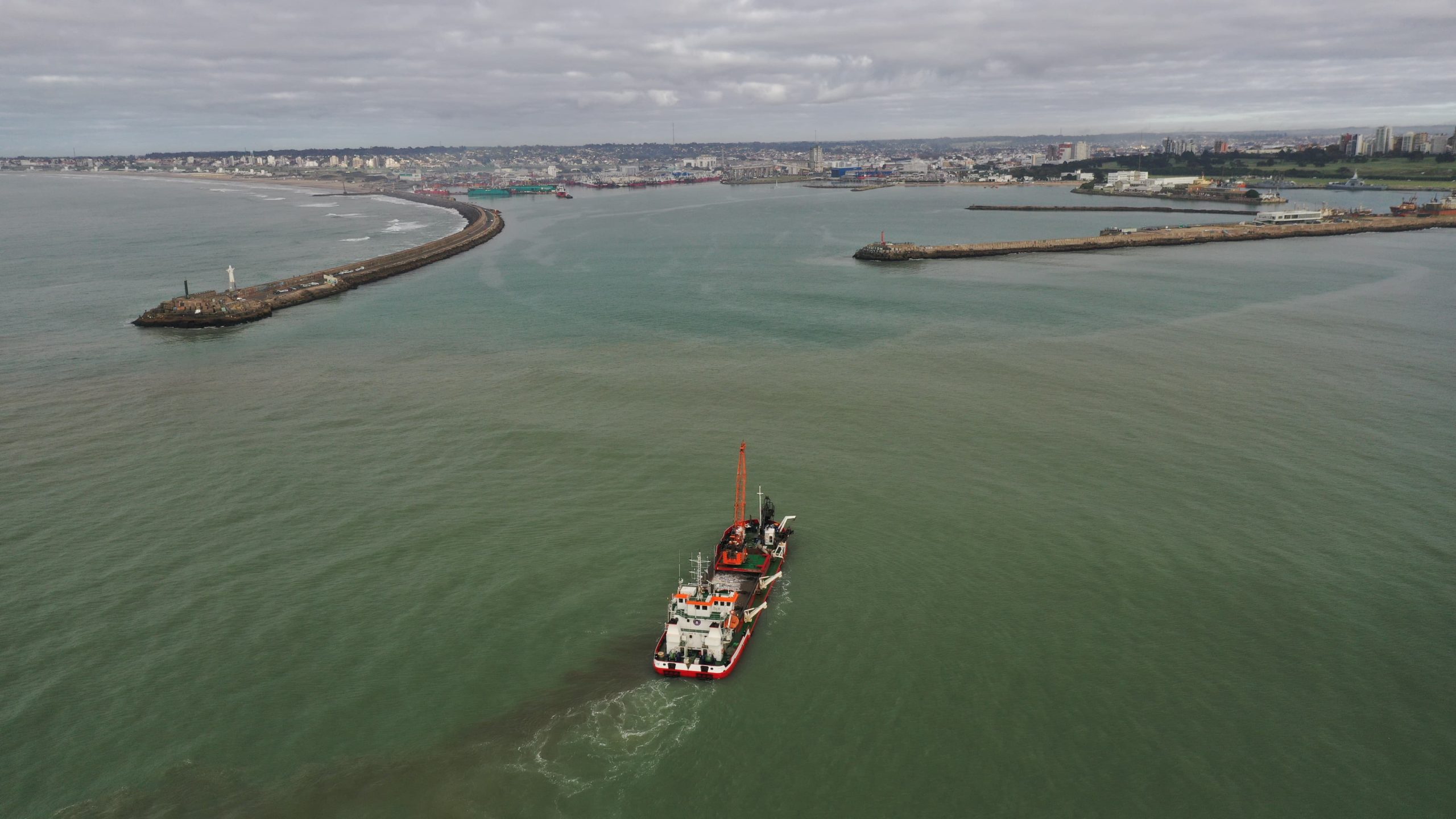 Se completó el 50% del dragado del puerto de Mar del Plata