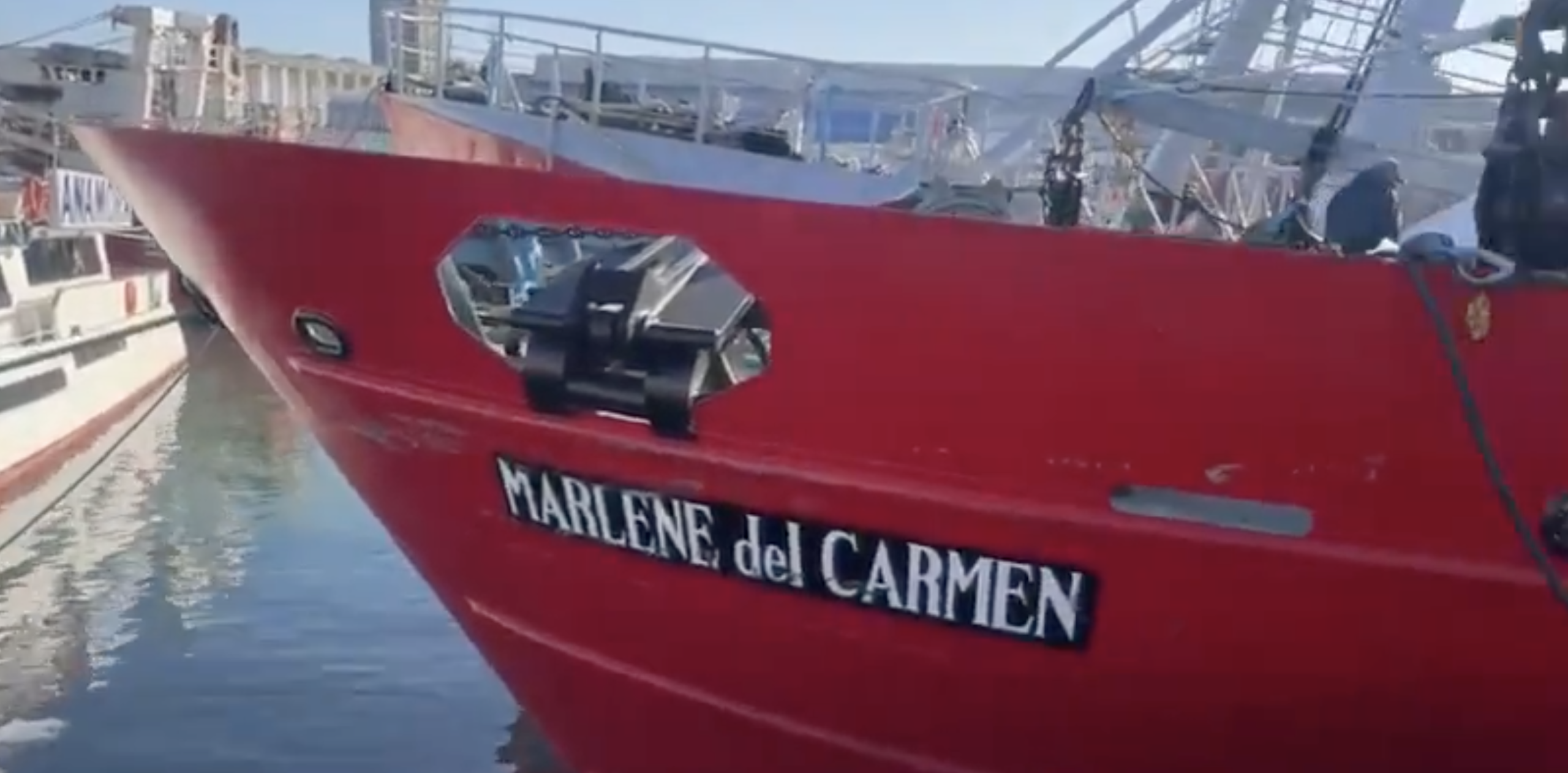 Grave. Descontrol en el muelle: Amenazas y empujones y una camioneta destruida