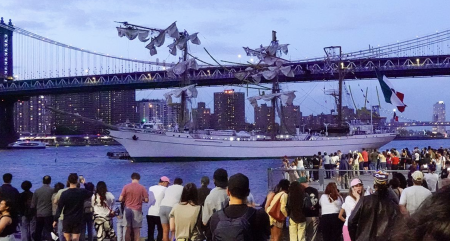 Buque escuela de la Marina de México embistió el puente de Brooklyn en Nueva York