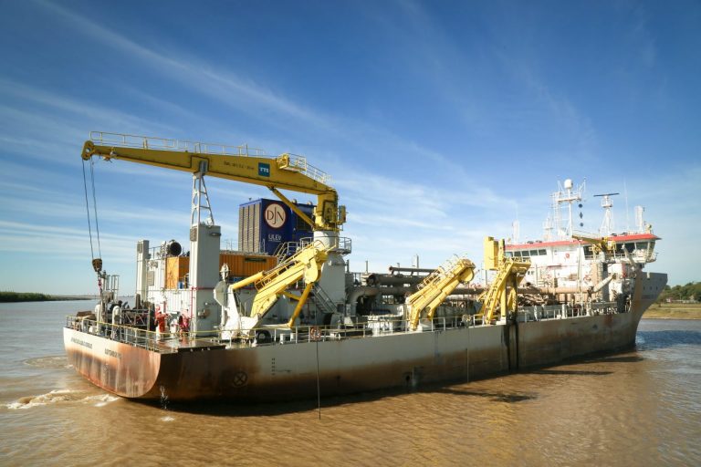 San Pedro: Comenz贸 el dragado de emergencia y conf铆an en recuperar la operatividad del puerto