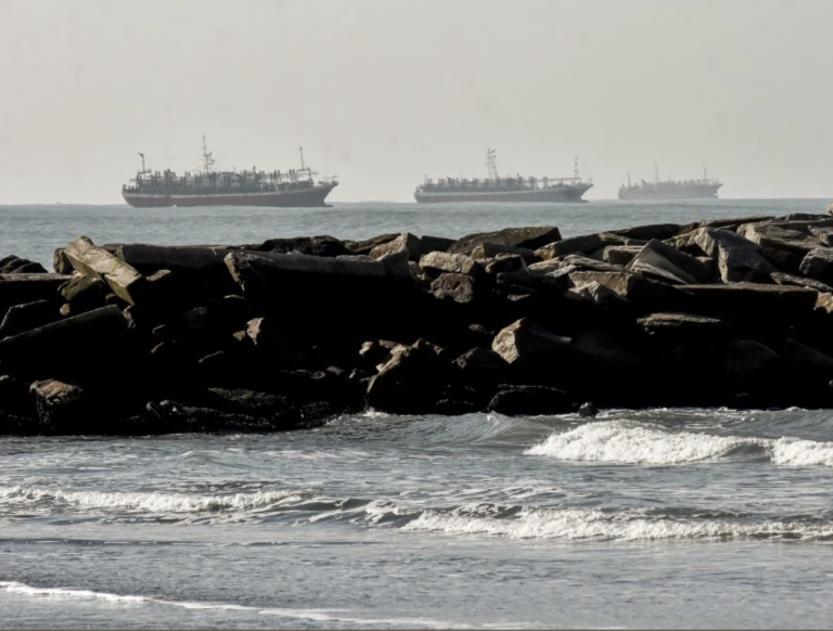 Mar del Plata: Flota de poteros esperan en rada para descargar tras el fin de la zafra de calamar