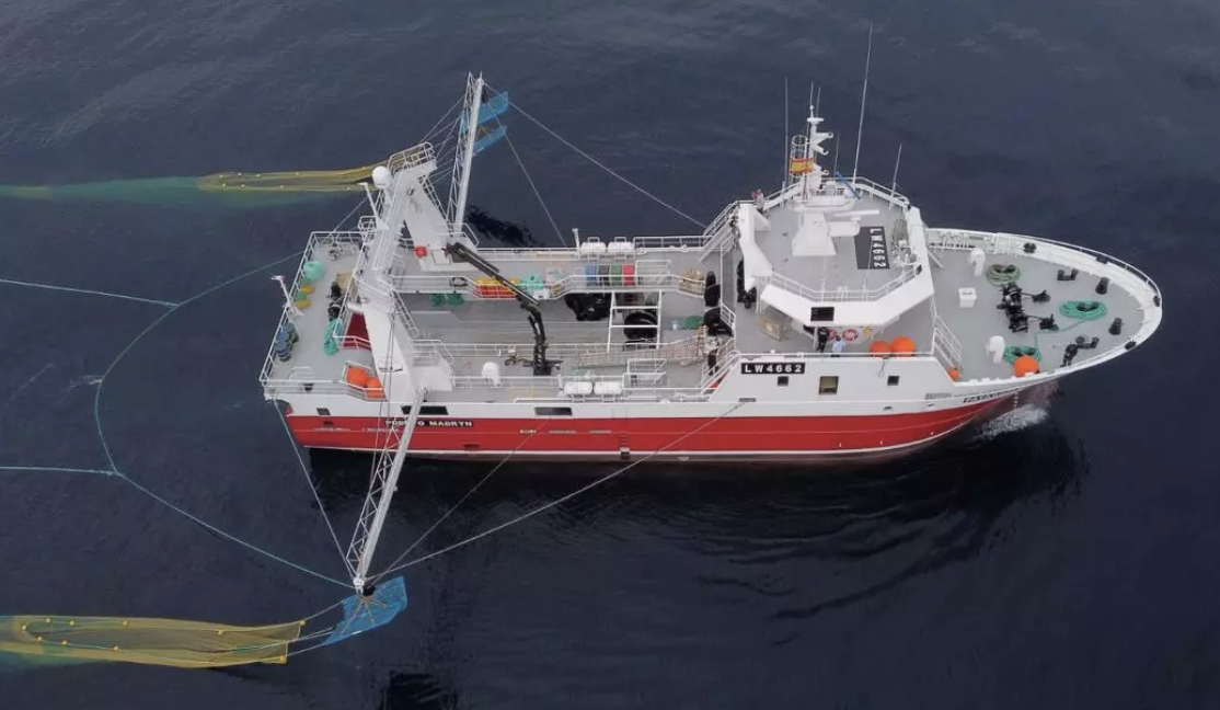 Acuerdo clave entre c谩maras empresarias y gremio de capitanes para reactivar la flota tangonera congeladora