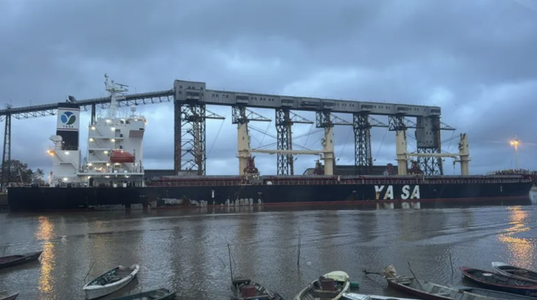 Despu茅s de un mes varado, el Yasa Tokyo logra zarpar y reactiva el puerto de San Pedro