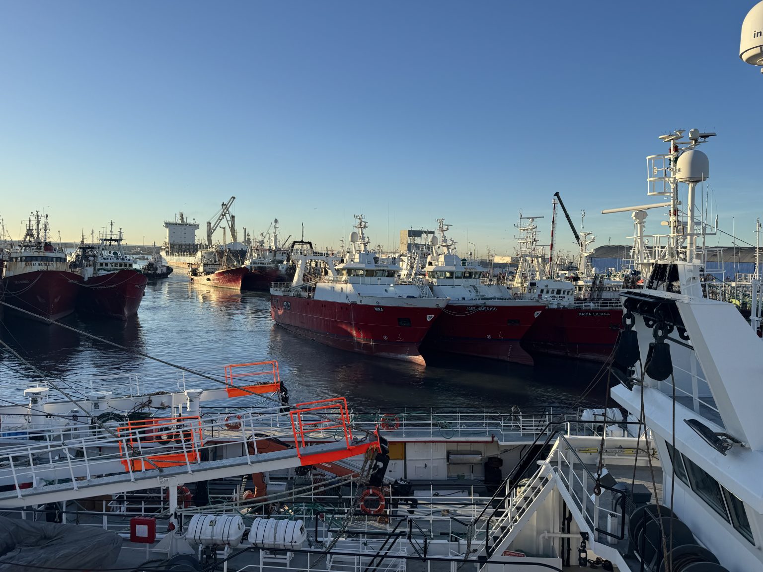 Tras nueva reunión, continúa sin solución el conflicto en la flota tangonera congeladora