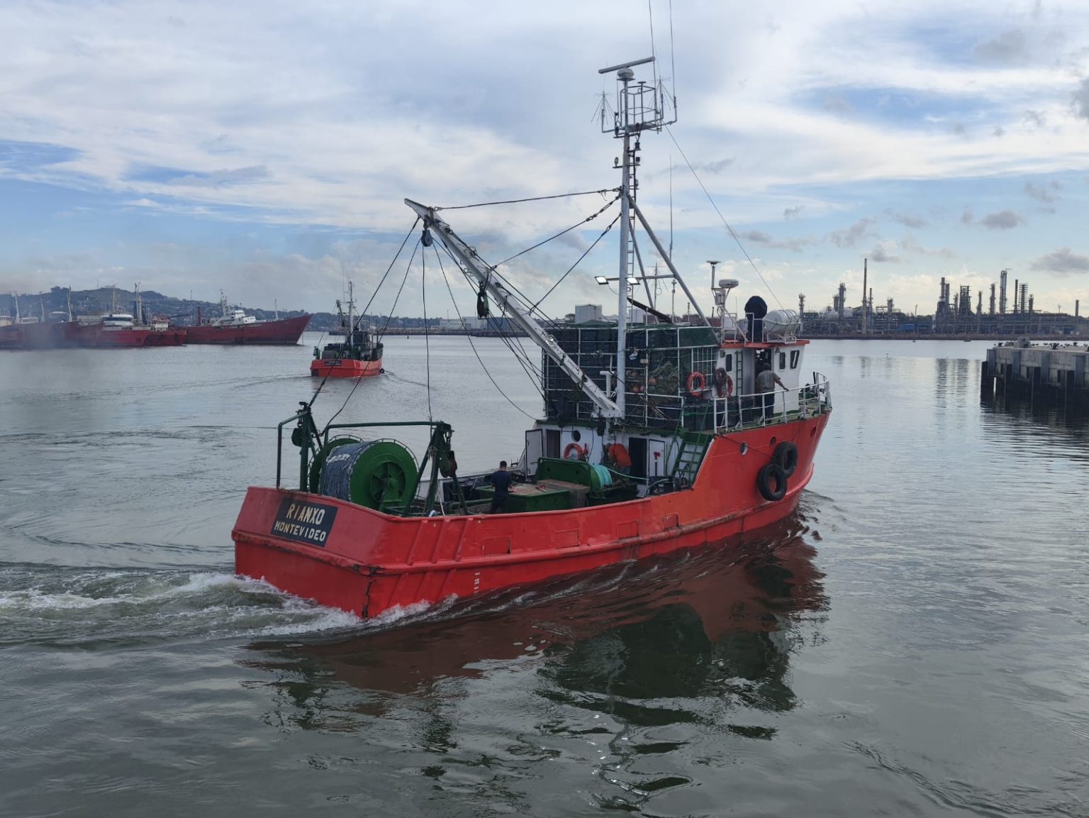 El conflicto pesquero en Uruguay mantiene los barcos en puerto y expone similitudes con la situación en Argentina